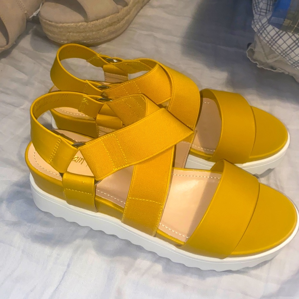Mustard sandals - Picture 1 of 3